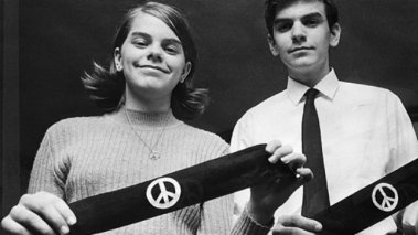Mary Beth and John Tinker display their black armbands in 1968.