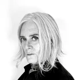 Headshot of  Leslie Dunton-Downer