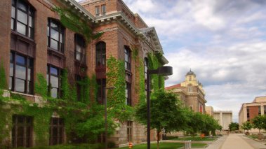 Syracuse University campus on Sims Drive. (Debra Millet/Shutterstock)