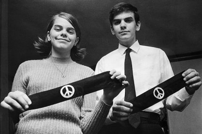 Mary Beth Tinker and student holding peace bandanas