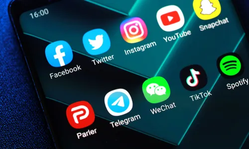 android phone with icons for Parler and Twitter